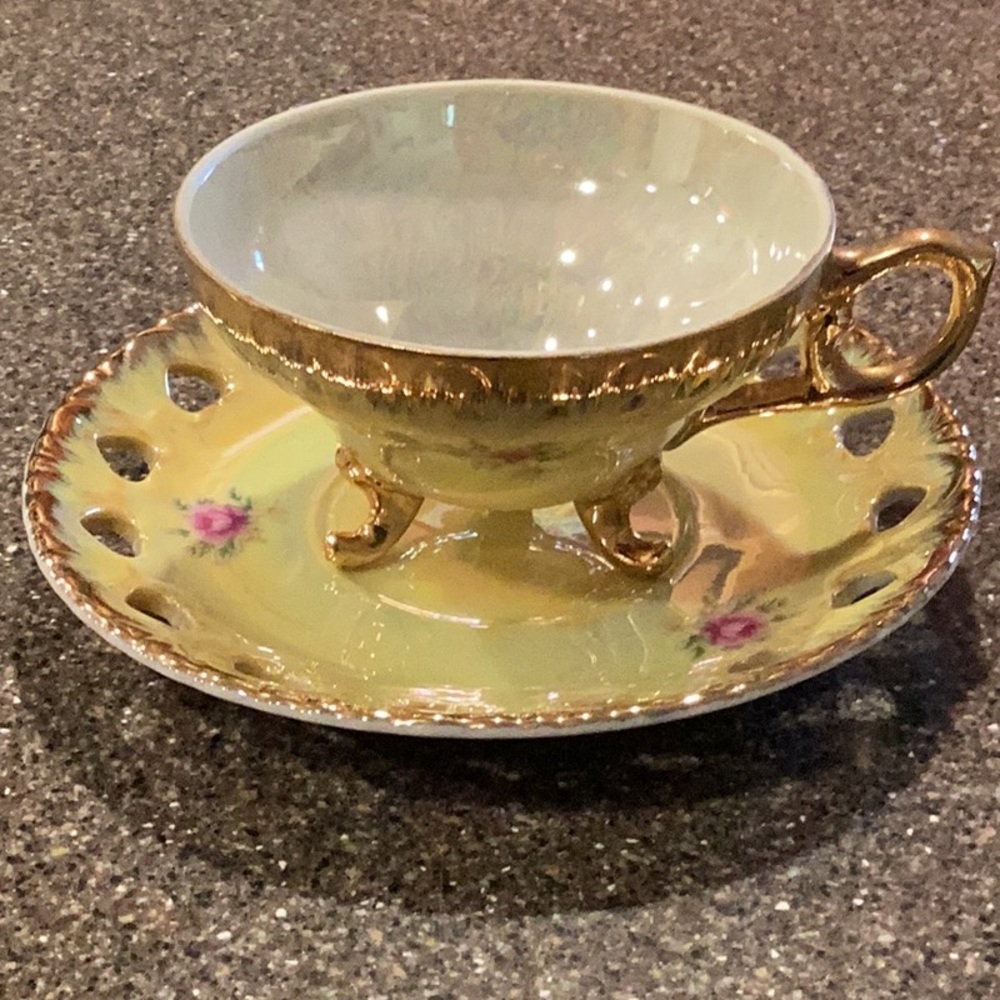 Teacup and saucer, EUC Beautiful yellow with gold trim